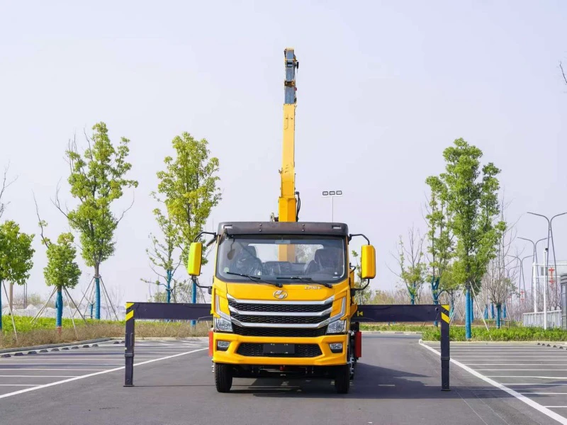 SAIC Yuejin 4x2 Light-Duty Crane & Rollback Tow Truck 6 SAIC Yuejin 4x2 Light-Duty Crane & Rollback Tow Truck 6