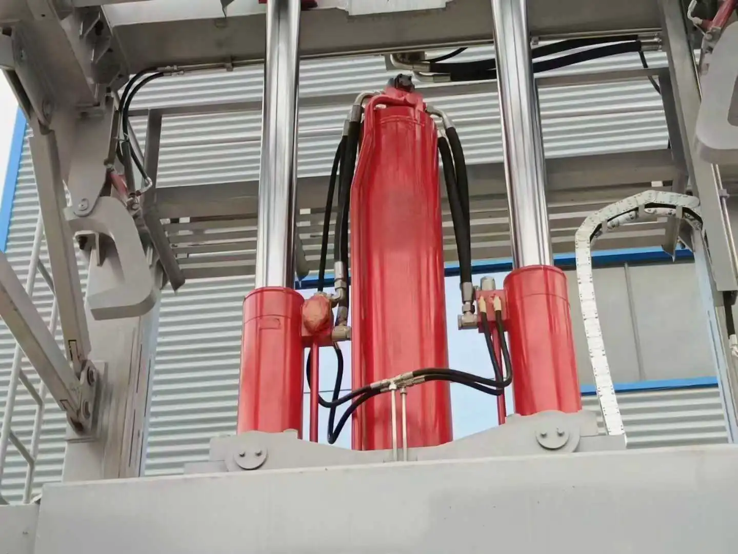 Vertical Garbage Compression Station with Auxiliary Container