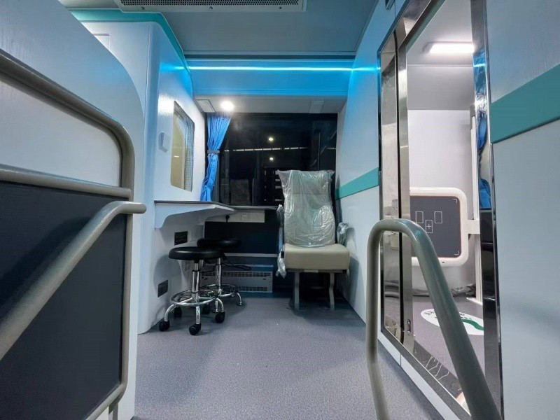 8.2-Meter Mobile Medical Examination Vehicle