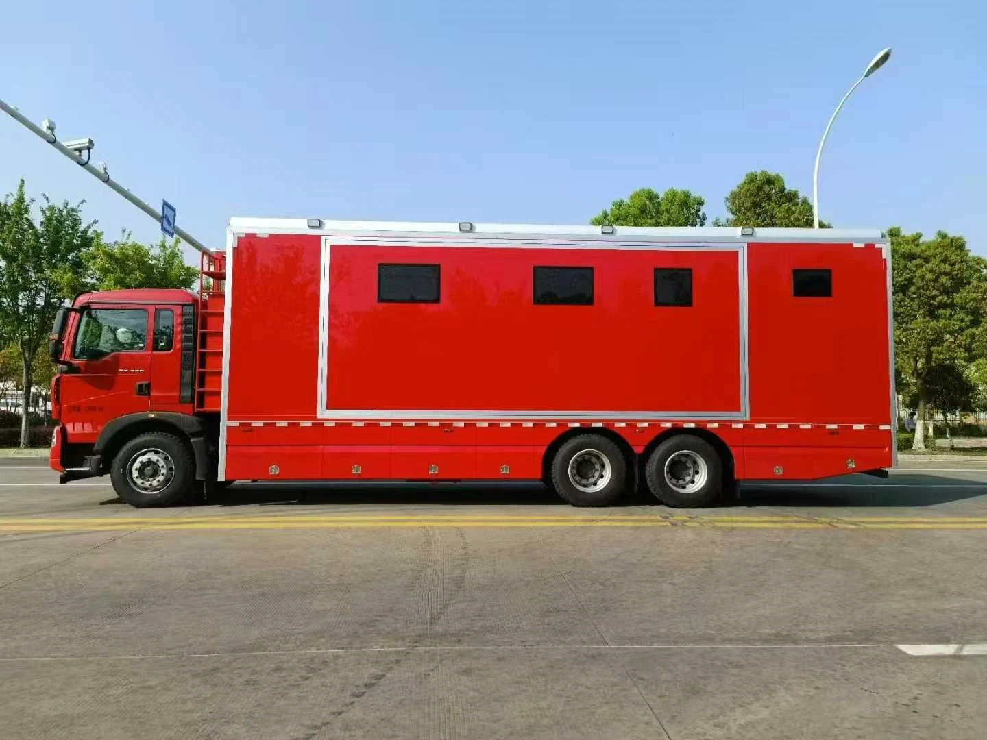 SINOTRUK 24-Person Mobile Barracks05 SINOTRUK 24-Person Mobile Barracks05