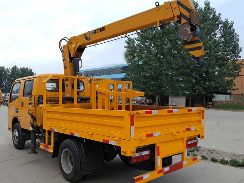 DFAC Double Cab 3-Ton Truck-Mounted Crane with XCMG 2T Crane