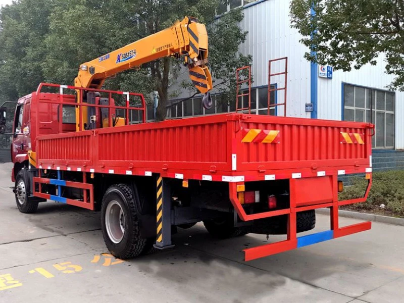 Dongfeng 6.3-ton truck-mounted crane equipped with XCMG 6.3-ton crane