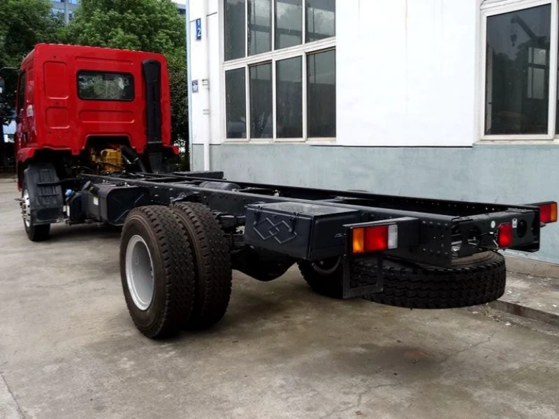 Dongfeng 6.3-ton truck-mounted crane equipped with XCMG 6.3-ton crane