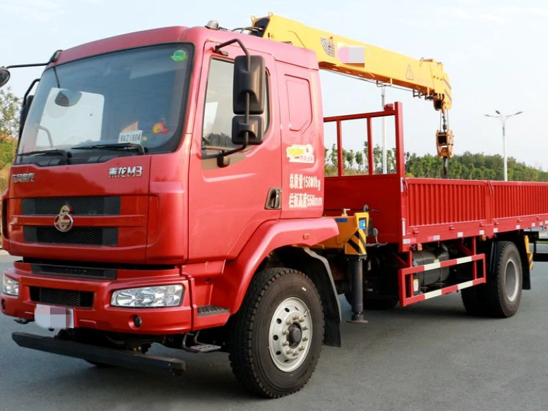 Dongfeng 6.3-ton truck-mounted crane equipped with XCMG 6.3-ton crane