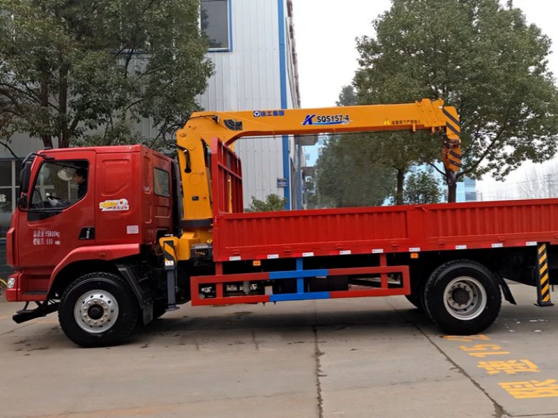 Dongfeng 6.3-ton truck-mounted crane equipped with XCMG 6.3-ton crane