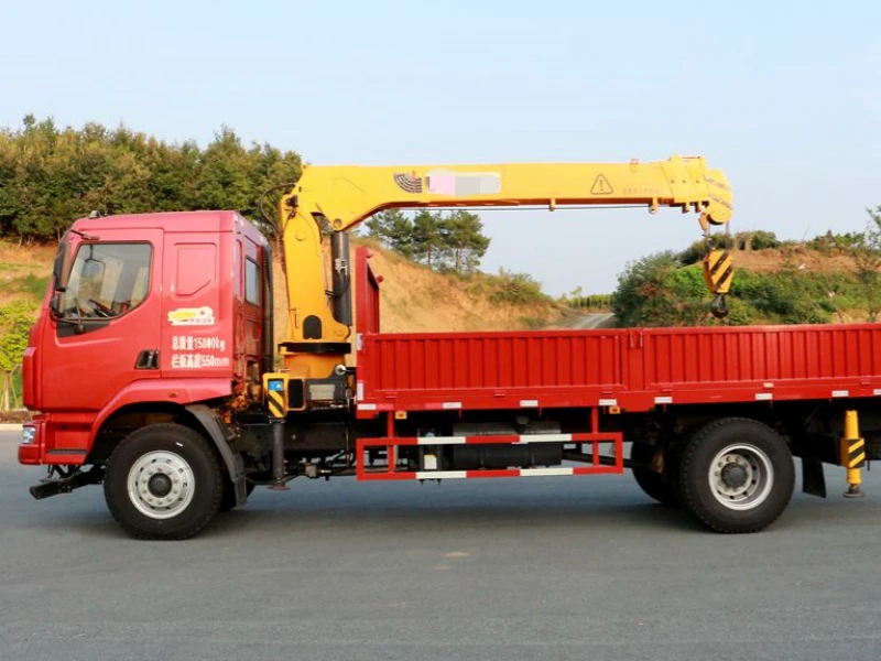 Dongfeng 6.3-ton truck-mounted crane equipped with XCMG 6.3-ton crane