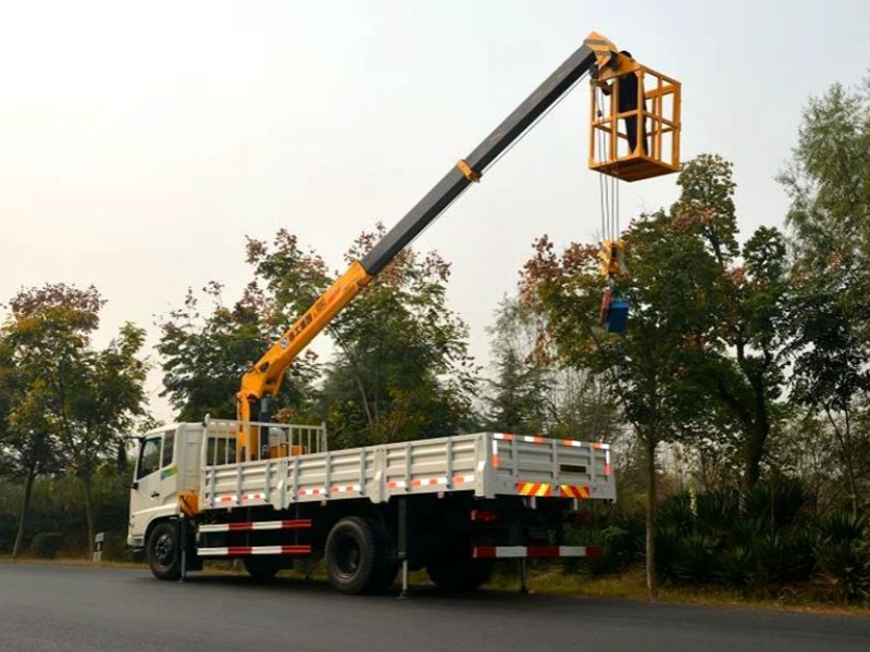 DFAC 8-Ton Truck-Mounted Crane with XCMG 8-Ton Crane