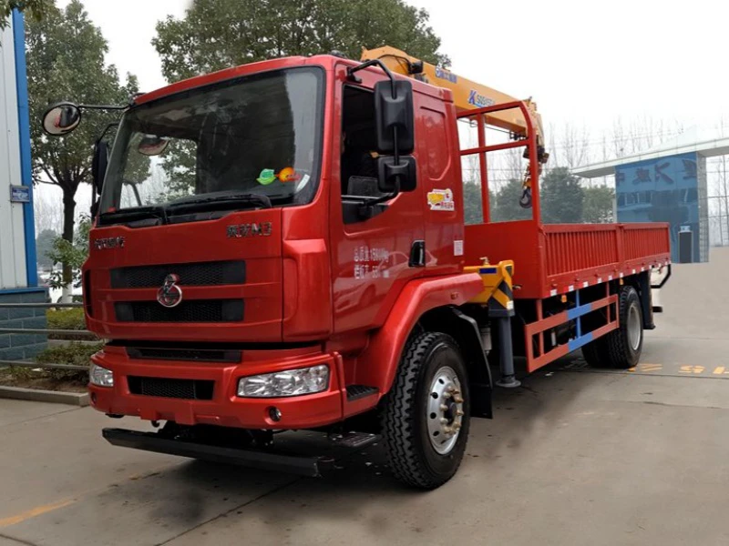 Dongfeng 6.3-ton truck-mounted crane equipped with XCMG 6.3-ton crane