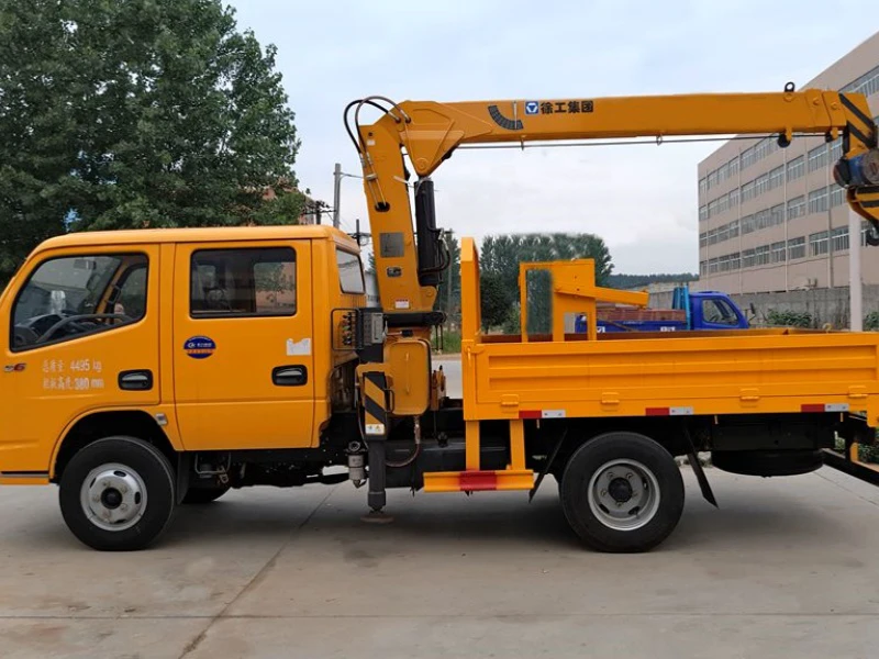 DFAC Double Cab 3-Ton Truck-Mounted Crane with XCMG 2T Crane