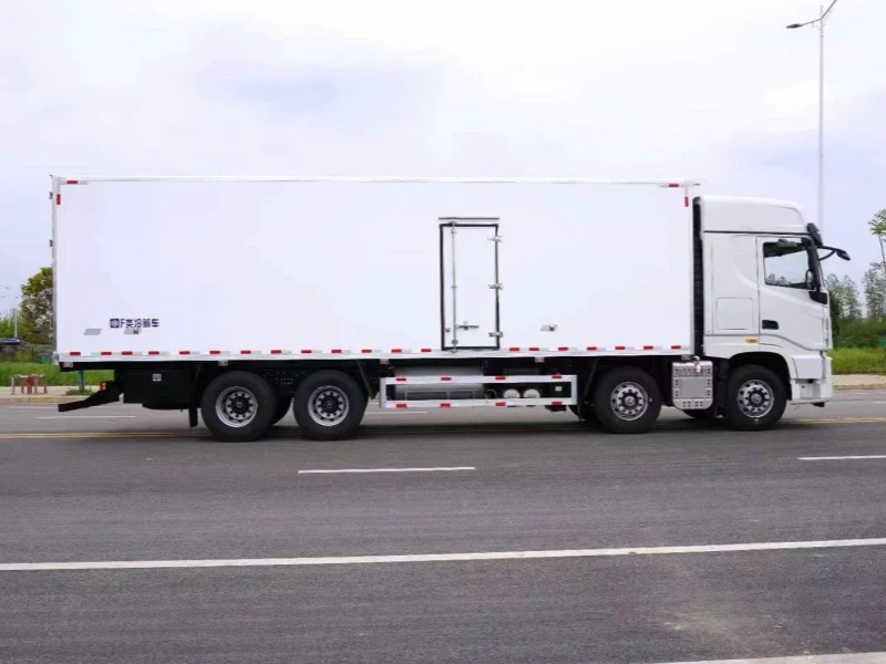 DFAC 8x4 Refrigerated Truck