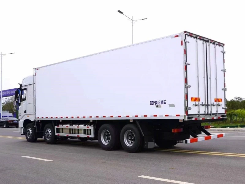 DFAC 8x4 Refrigerated Truck