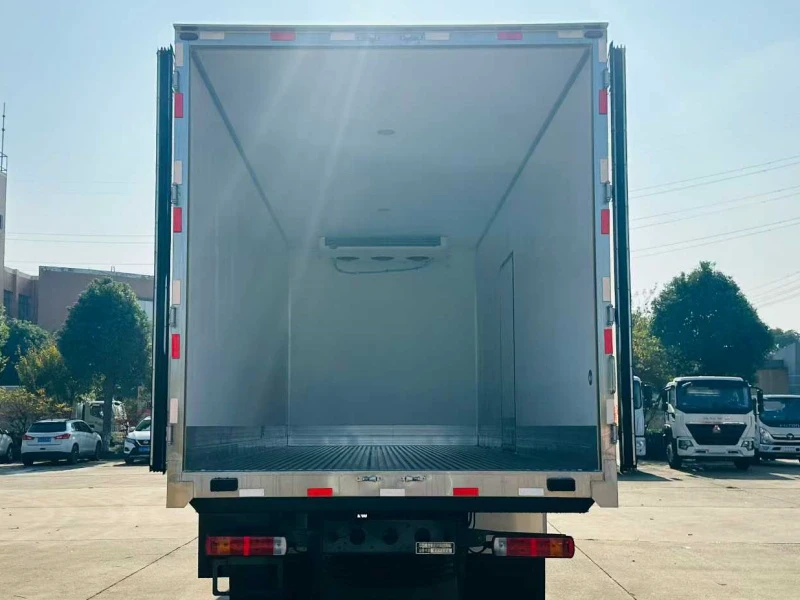 Sinotruk Howo TS7 refrigerated truck 06 Sinotruk Howo TS7 refrigerated truck 06
