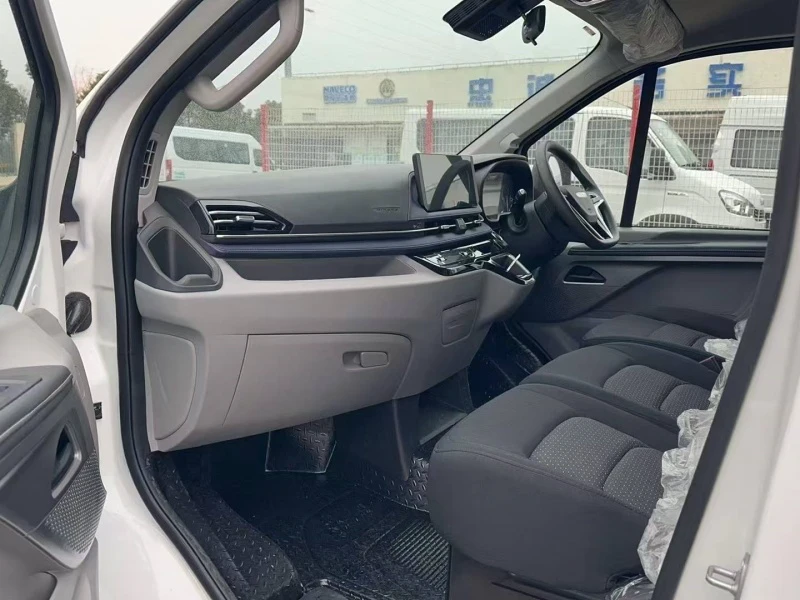 Right-Hand Drive IVECO Electric ICU Ambulance 02 Right-Hand Drive IVECO Electric ICU Ambulance 02