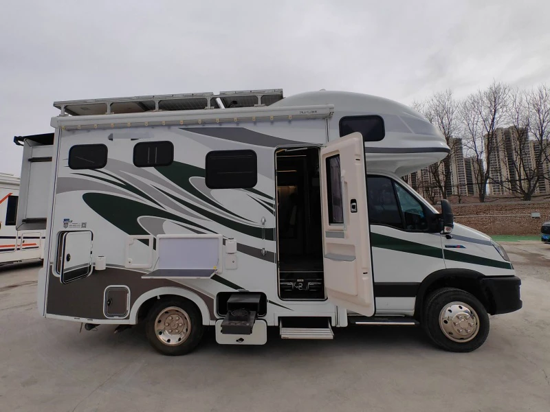 Iveco 4x2 Expandable Motorhome