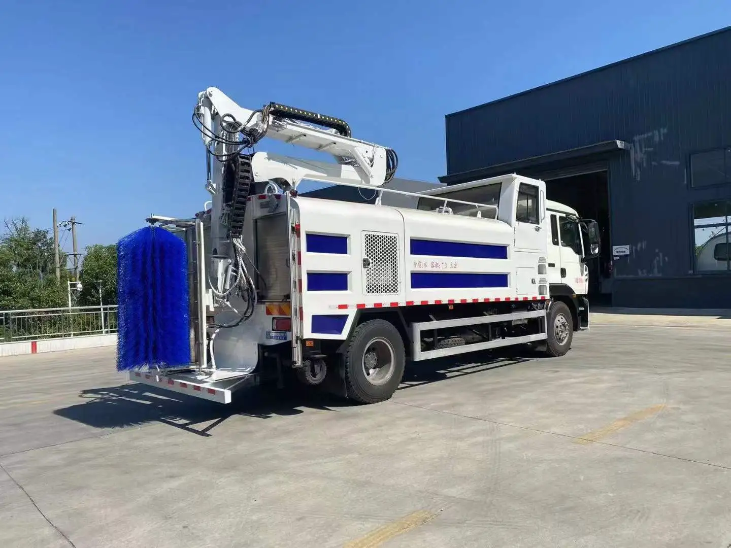 Howo 4×2 Sound Barrier Cleaning Truck
