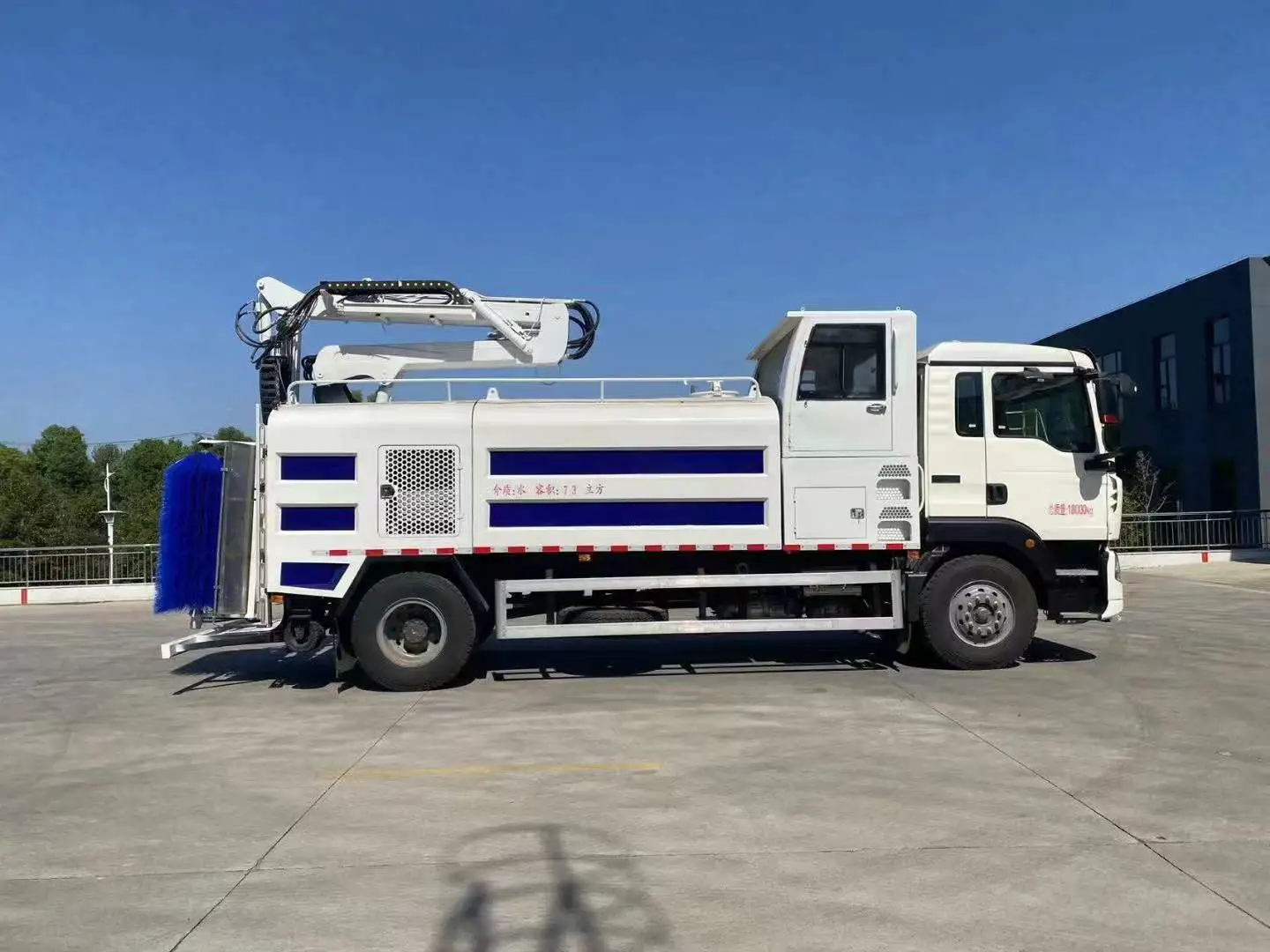 Howo 4×2 Sound Barrier Cleaning Truck