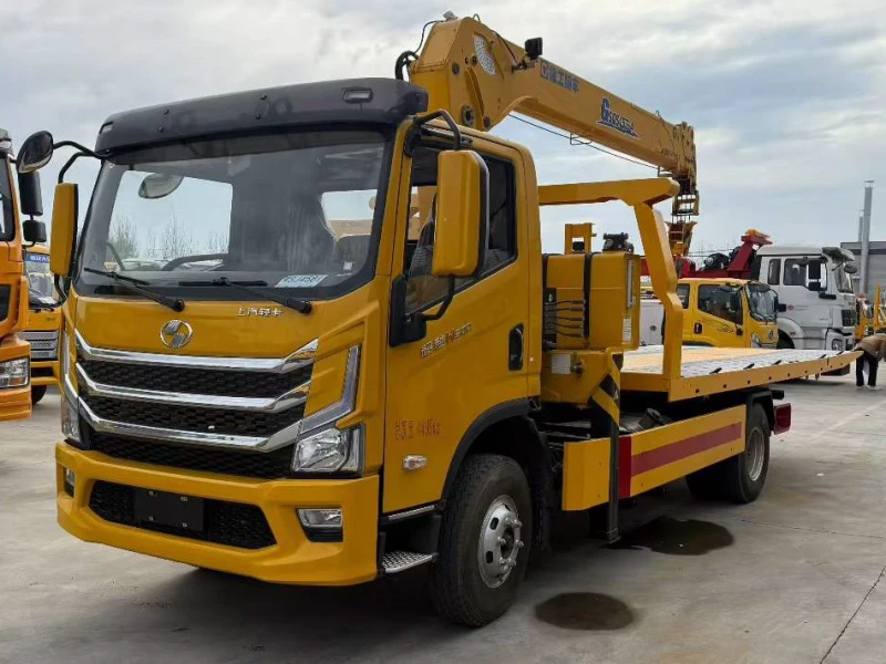 SAIC Yuejin Blue Plate Wrecker with Crane