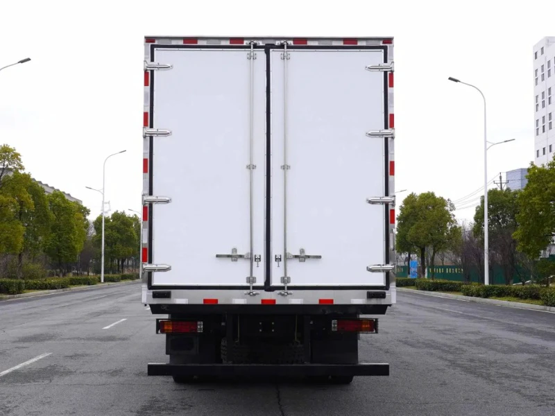 Shacman 6×4 Refrigerated Truck 05 Shacman 6×4 Refrigerated Truck 05