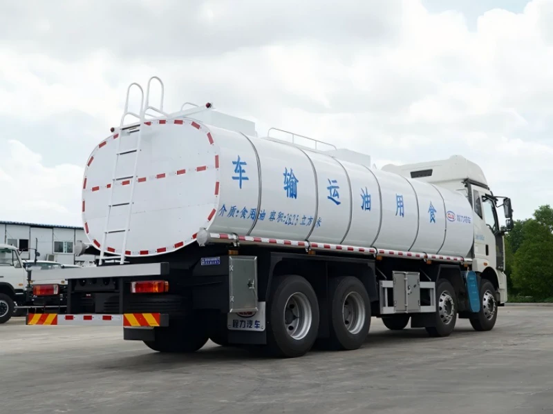 FAW 8×4 Edible Oil Transport Tank Truck 04 FAW 8×4 Edible Oil Transport Tank Truck 04