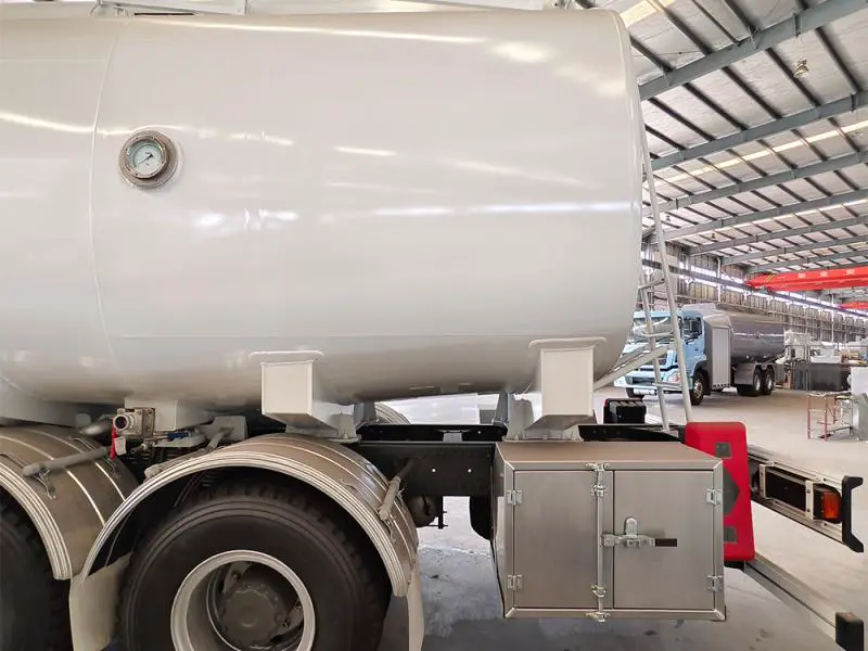 HOWO 6×4 20,000L Aviation Refueling Truck