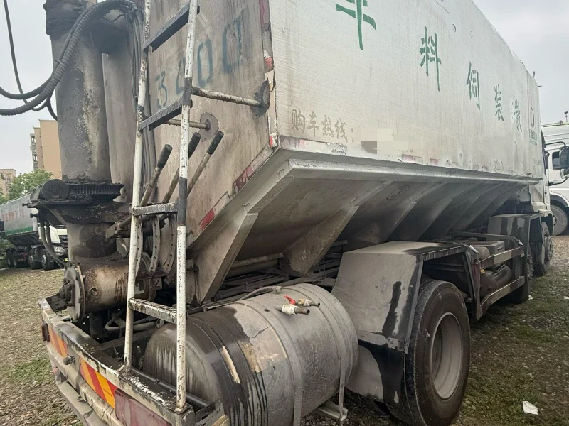 Used Dongfeng D3V Bulk Feed Truck 04 Used Dongfeng D3V Bulk Feed Truck 04