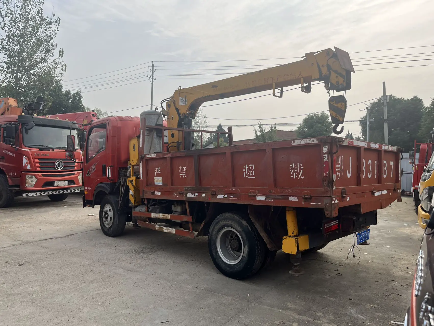Used Sinotruk 4-ton 3-Section Crane Truck 04 Used Sinotruk 4-ton 3-Section Crane Truck 04