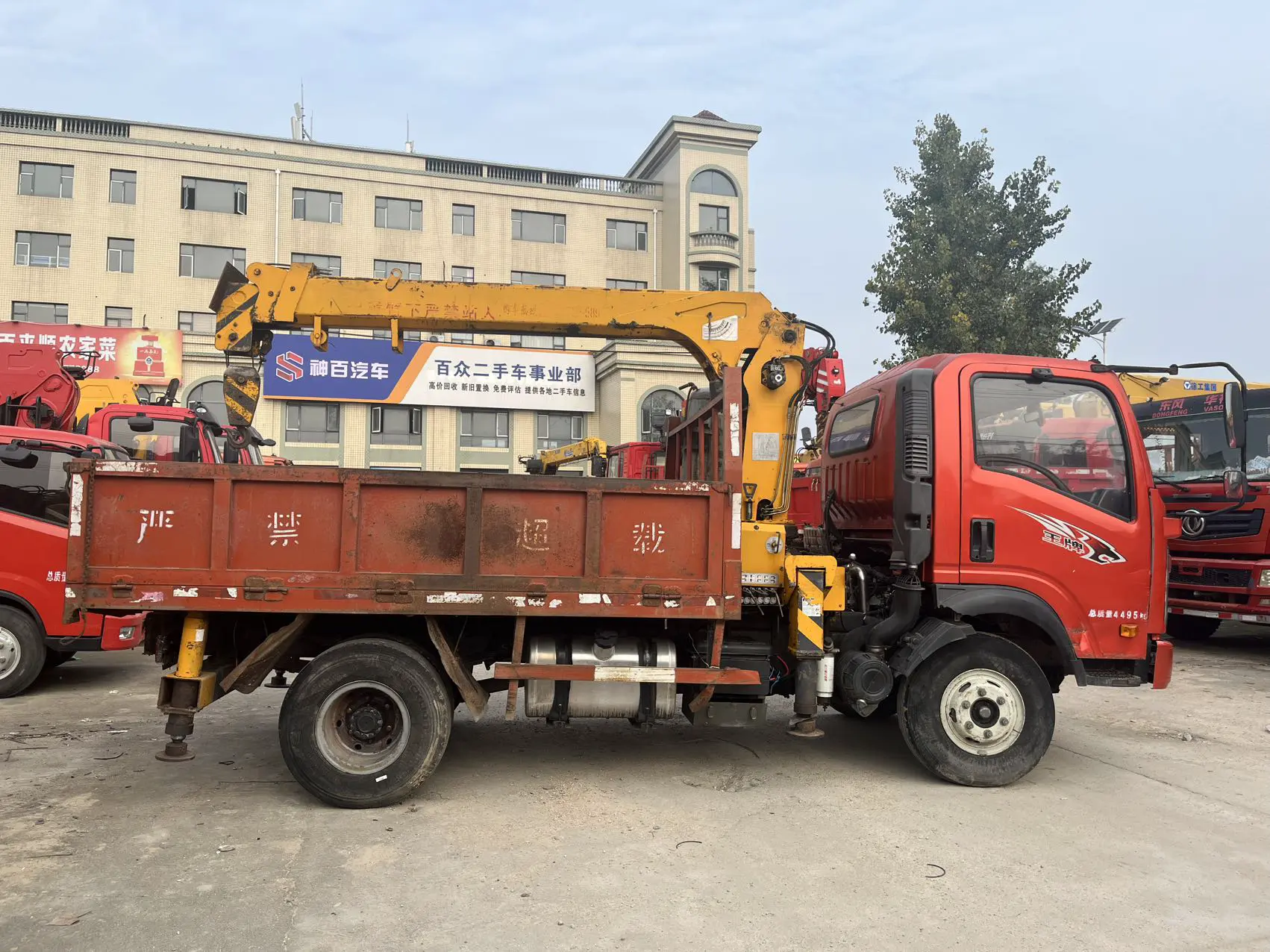 Used Sinotruk 4-ton 3-Section Crane Truck 03 Used Sinotruk 4-ton 3-Section Crane Truck 03