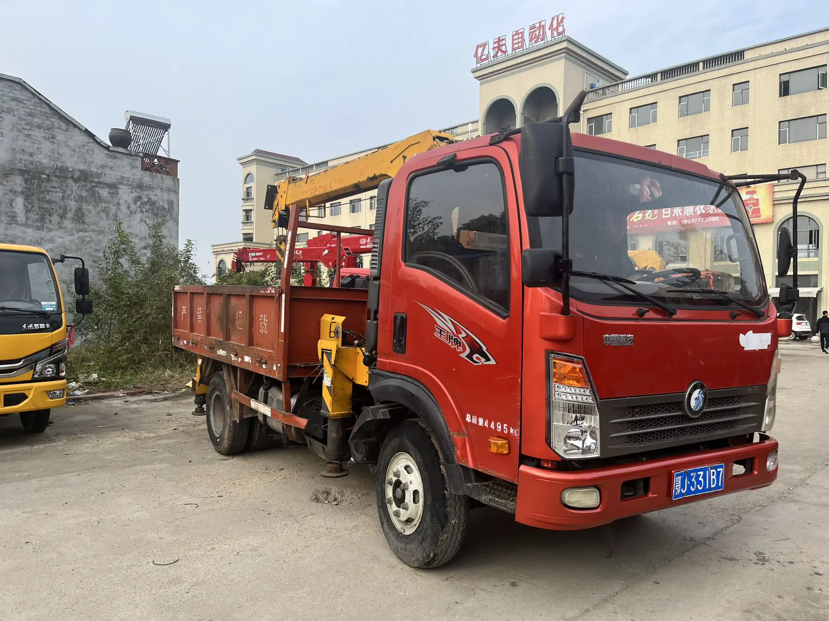 Used Sinotruk 4-ton 3-Section Crane Truck 01 Used Sinotruk 4-ton 3-Section Crane Truck 01